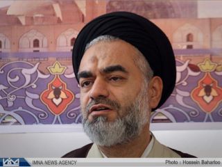 امام جمعه اصفهان: گرفتن دست همسر در خیابان قابل توجیه نیست