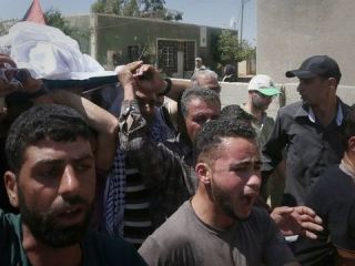 شرکت صدها فلسطینی در مراسم تدفین مردی که در آتش‌سوزی عمدی کشته شد