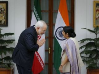 ظریف در دهلی؛ ایران برای 'دوست دوران سختی‌اش' چه می‌کند؟