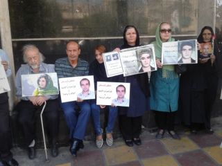 ششمین هفته تحصن اعتراضی آسیب‌دیدگان از حکومت در مقابل لاستیک دنا