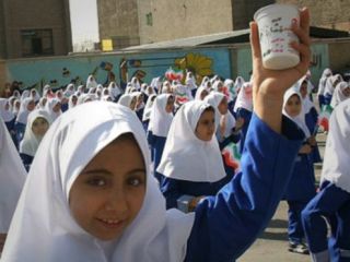 بخش‌هایی از کتاب فارسی دبیرستان در کردستان ایران به زبان کردی اختصاص می‌یابد