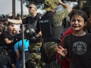 هزاران مهاجر و پناهجو با شکستن سد پلیس وارد مقدونیه شدند