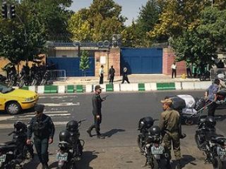 چند ساعت همراه بسیجی ها، جلوی سفارت انگلیس