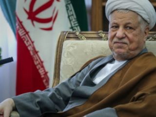 آیت الله هاشمی: کسانی که احمدی نژاد را تا حد تقدس بالا می بردند، پاسخ بدهند