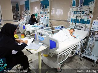 پرستار زن در شیراز موهای سر خود را تراشید