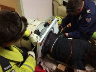 حبس سه ساعته در ماشین لباسشویی