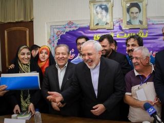 ظریف: شیعیان جهان از توافق هسته‌ای ایران احساس غرور می‌کنند