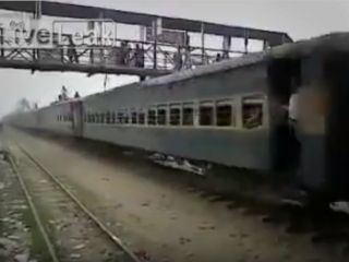 نتیجه ایستادن روی سقف قطار - ویدیو