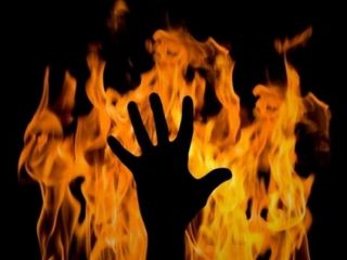 جان باختن مرد ۵۹ ساله به دنبال خودسوزی اعتراضی در محوطه فرمانداری سنقر