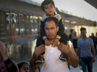 صدها مهاجر با قطار وارد وین اتریش شدند