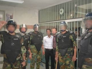 هر کدام از زندانیان عضو مافیای قاچاق یک سگ دارند، یعنی یک مامور امنیتی یا کارمند زندان