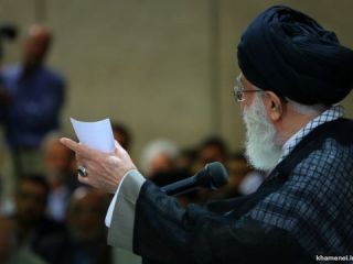 دفتر رهبر ایران، انتساب مواضع هسته‌ای به او را «بی‌اعتبار» دانست