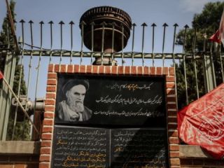 سنگ یادبود «یک صد لقب» آمریکا در کلام خمینی