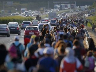 مجارستان برای انتقال پناهجویان به اتریش آنها را سوار اتوبوس می‌کند