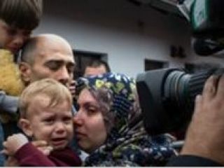 اتریش و آلمان مرزهایشان را به روی هزاران پناهجو باز کردند