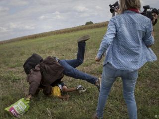 خشونت فیلمبردار مجاری علیه کودکان پناهجو جنجال آفرید.