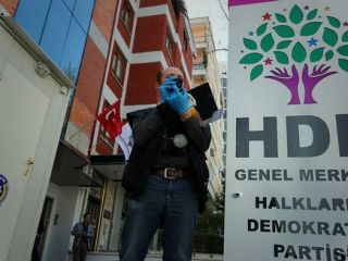 حمله گروهی خشمگین به دفتر مرکزی حزب حامی کردها در آنکارا.