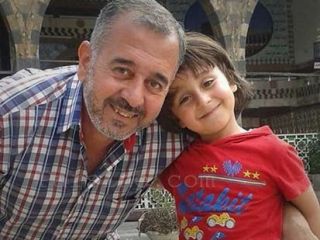 مهاجری که با لگد خبرنگار مجاری زمین خورد کیست؟