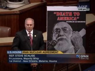 عکس روز: سخنرانی نماینده جمهوری‌خواه در کنار تصویر بزرگ خامنه‌ای