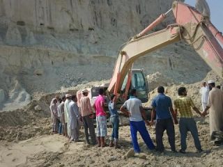 تشکیل حلقه انسانی برای جلوگیری از تخریب قلعه 