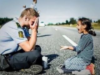 پیشنهاد های پرشمار ازدواج به پلیس مهربان دانمارکی