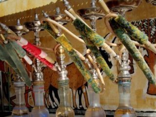 وزارت بهداشت ایران: برای معتاد کردن مشتری به قلیان شیشه اضافه‌ می‌کنند