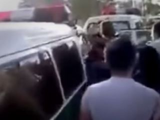 مقاومت یک دختر در حین دستگیری و ضرب و شتم او توسط نیروی انتظامی - ویدیو