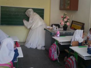 معلم همدانی روز اول مهر با لباس عروس به کلاس درس رفت