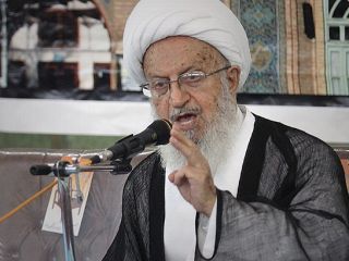 آیت الله مکارم شیرازی: برخی بی خبران می گویند حالا یک ذره موی زن پیدا باشد، آسمان به زمین نمی آید