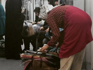 گزارش گاردین از دستفروشان مترو تهران