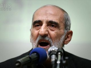 شریعتمداری: سفر روحانی اهانت به مردم است