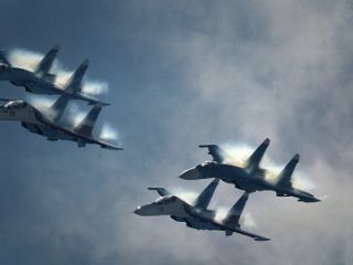 عملیات بزرگ ۵۰ هواپیما و هلی‌کوپتر ارتش روسیه علیه داعش/ عبور هواپیماهای روسیه از آسمان ایران