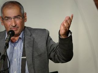 صادق زیبا کلام : ظریف باید سرش را بالا بگیرد و عقب نشینی نکند