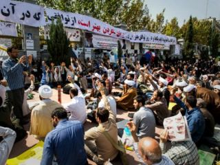 پلیس تهران به تجمع مخالفان توافق هسته‌ای در مقابل مجلس پایان داد