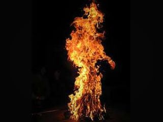 خودسوزی زن باردار مقابل چشمان همسر و فرزندش