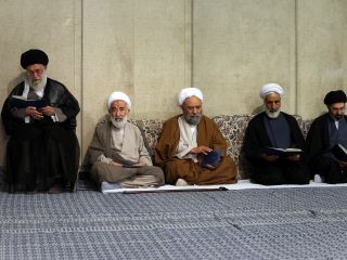 مجتبی خامنه‌ای و حسن خمینی در دو سوی رهبر جمهوری اسلامی