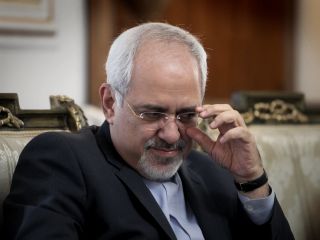 شعار دلواپسان در هنگام خروج ظریف از دانشگاه امام صادق