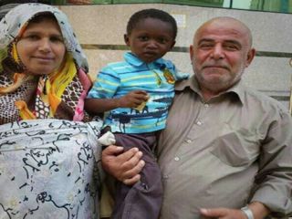 حاجی ایرانی و همسرش , کودک سه ساله آفریقایی را به فرزند خواندگی پذیرفتند