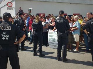 درگیری نئونازی‌ها با پلیس آلمان در مقابل اقامتگاه پناهجویان.