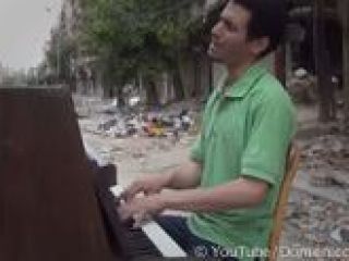 احمد، پیانیست خرابه‌های اردوگاه 