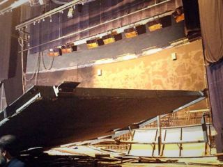 بخشی از سقف سالن اصلی تئاتر شهر در تهران فرو ریخت