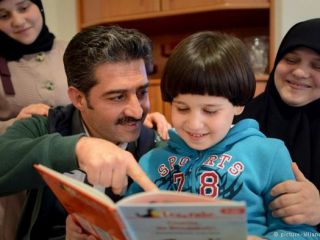 چگونه خانواده پناهجو می‌تواند به او بپیوندد؟.