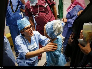 تیم پزشکی آلمانی، رعنای بم را در اصفهان عمل کرد + عکس