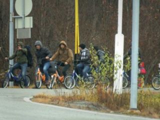 پناهجویانی که با دوچرخه‌های بچگانه از مرز می‌گذرند