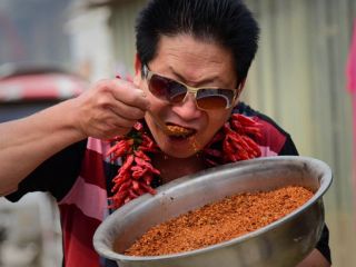 مردی که با فلفل دهانش را می شوید