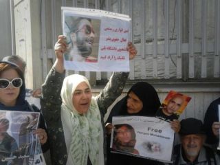 شانزدهمین هفته تحصن آسیب‌دیدگان از حکومت در مقابل لاستیک دنا