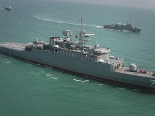 ناوشکن ایرانی برای نجات نفتکش این کشور 'با دزدان دریایی درگیر شد'