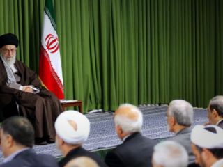 رهبر ایران: سیاست خارجی ما انقلابی است و با عوض شدن دولت‌ها تغییر نمی‌کند