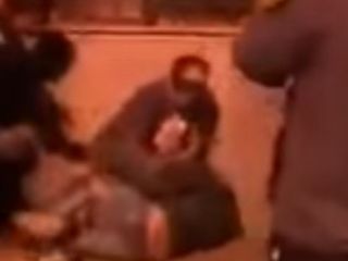 کتک زدن وحشیانه متهم با دست و چشمان بسته توسط نیروهای انتظامی - ویدیو