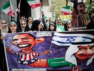 در سالگرد اشغال سفارت آمریکا در تهران، پرچم آمریکا و عربستان به آتش کشیده شد